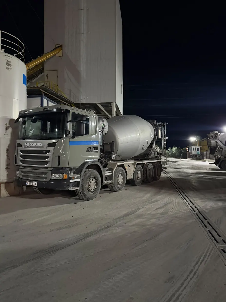 Автобетоносмеситель Scania на бетонном заводе, ночью